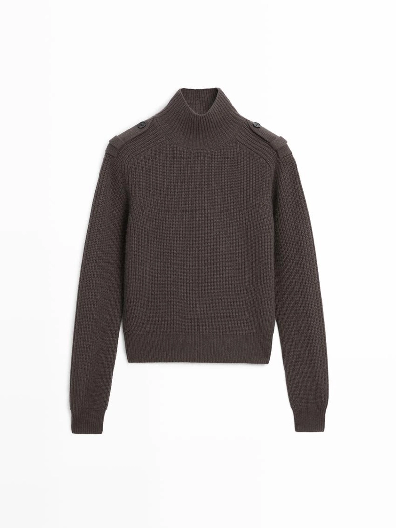 Вязанный свитер с деталями на плечах