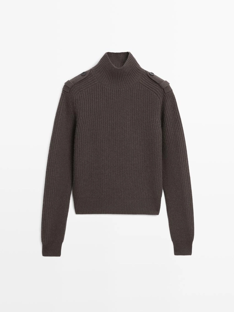 Вязанный свитер с деталями на плечах