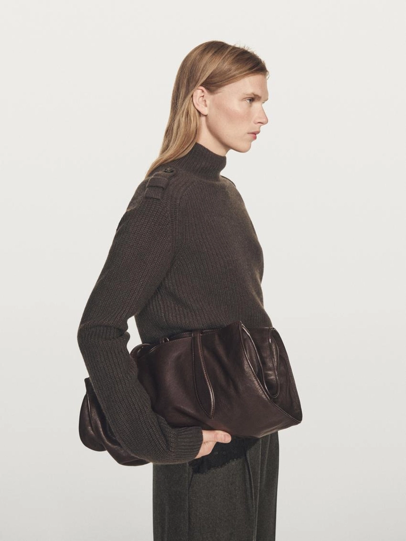 Вязанный свитер с деталями на плечах