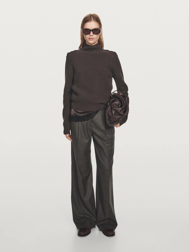 Вязанный свитер с деталями на плечах