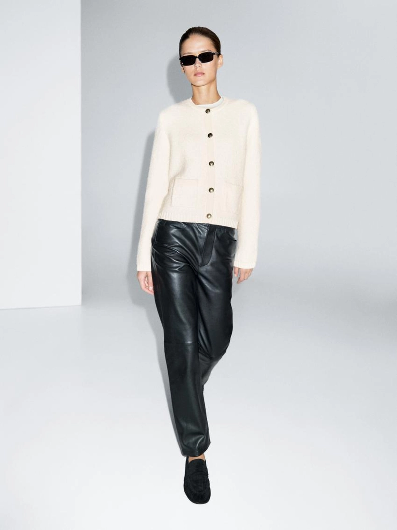 Короткий вязаный кардиган с деталями золотых пуговиц