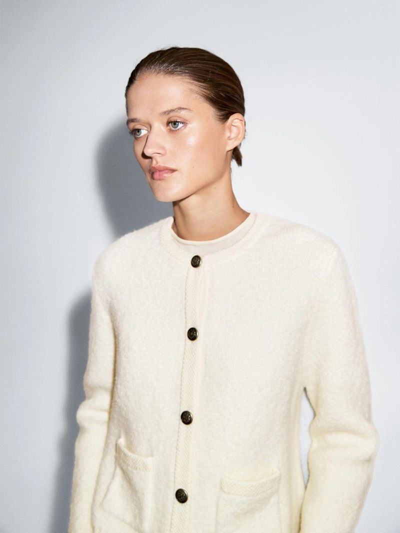 Короткий вязаный кардиган с деталями золотых пуговиц