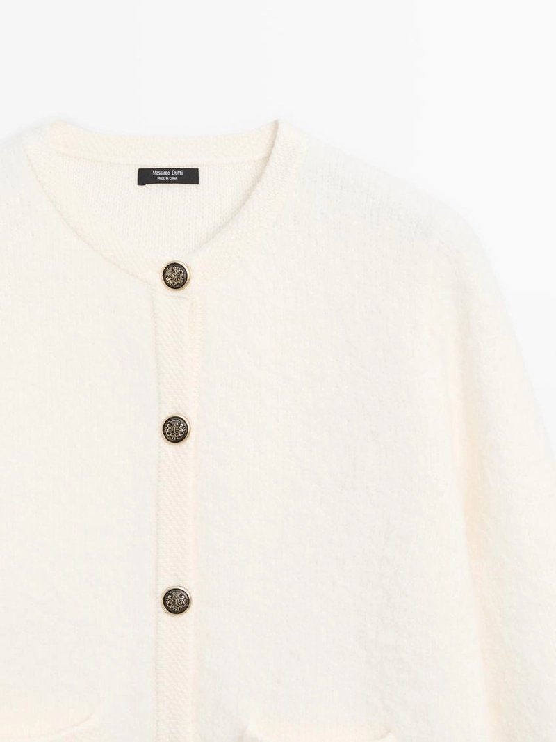 Короткий вязаный кардиган с деталями золотых пуговиц