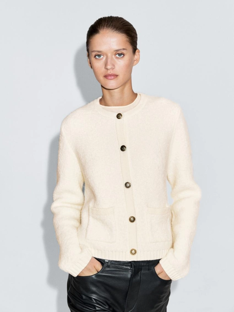 Короткий вязаный кардиган с деталями золотых пуговиц