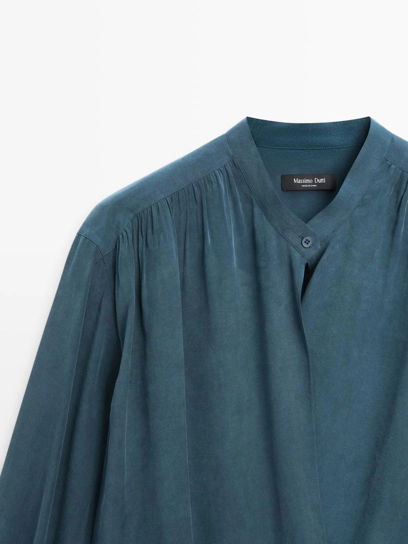 Блузка с запахом и стойкой