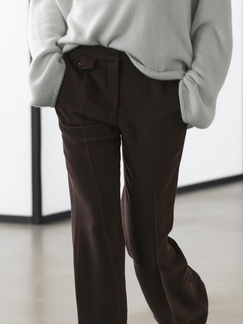 Брюки с карманами и расклешенным кроем