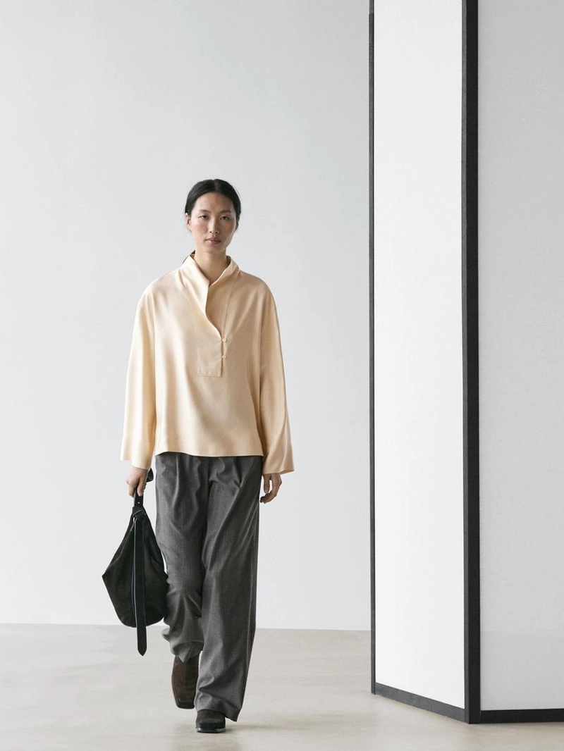 Блузка с биб-деталями