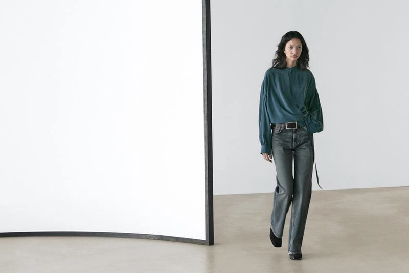 Джинсы прямого фасона с расклешенным низом и средней посадкой