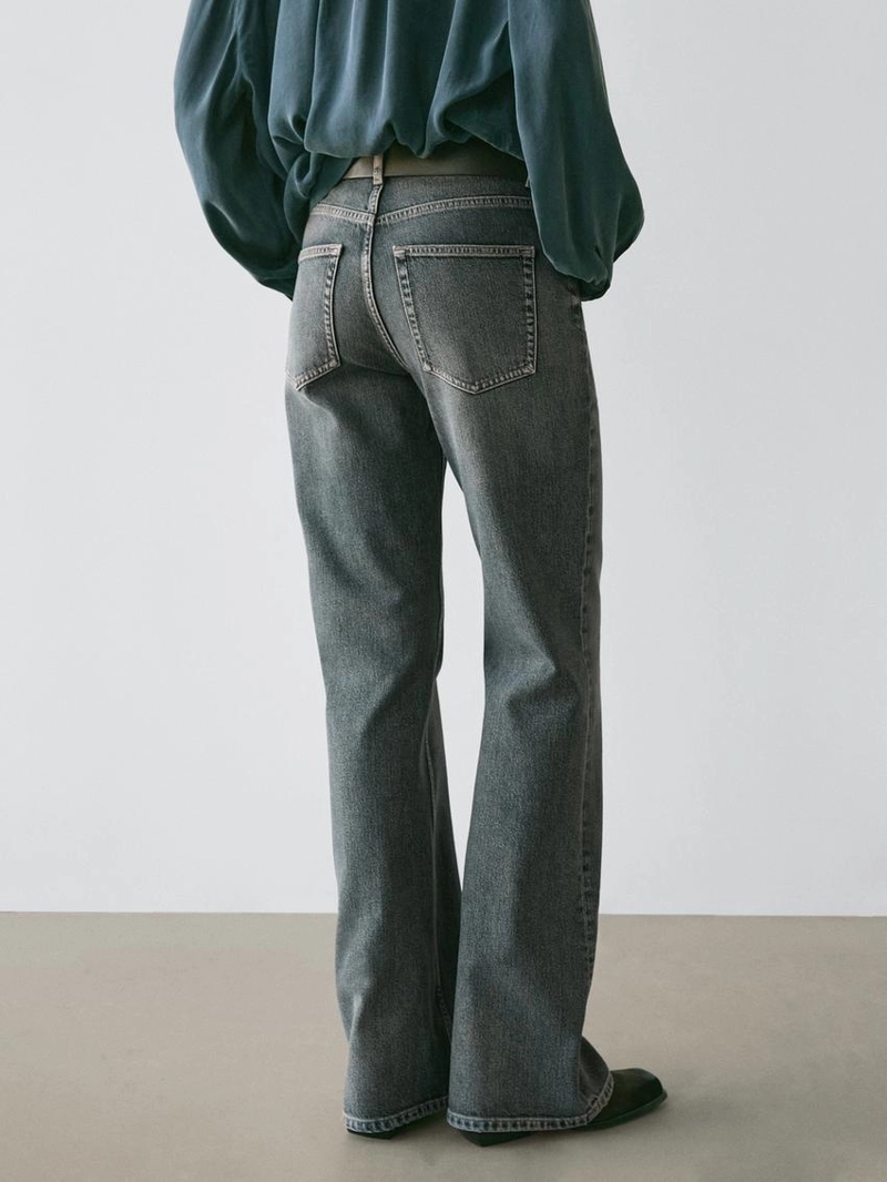 Джинсы прямого фасона с расклешенным низом и средней посадкой