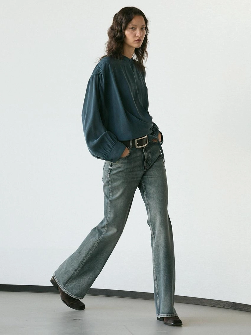 Джинсы прямого фасона с расклешенным низом и средней посадкой