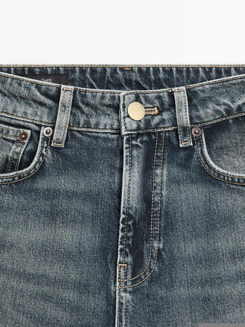 Джинсы прямого фасона с расклешенным низом и средней посадкой