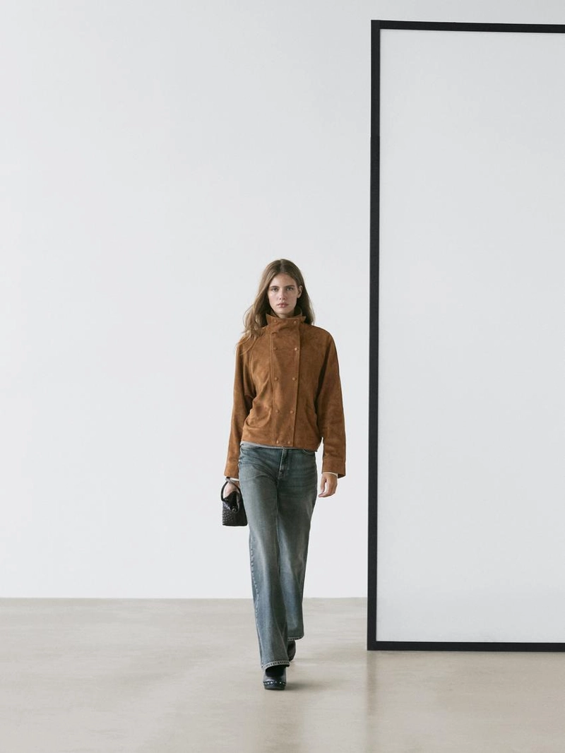 Джинсы прямого фасона с расклешенным низом и средней посадкой