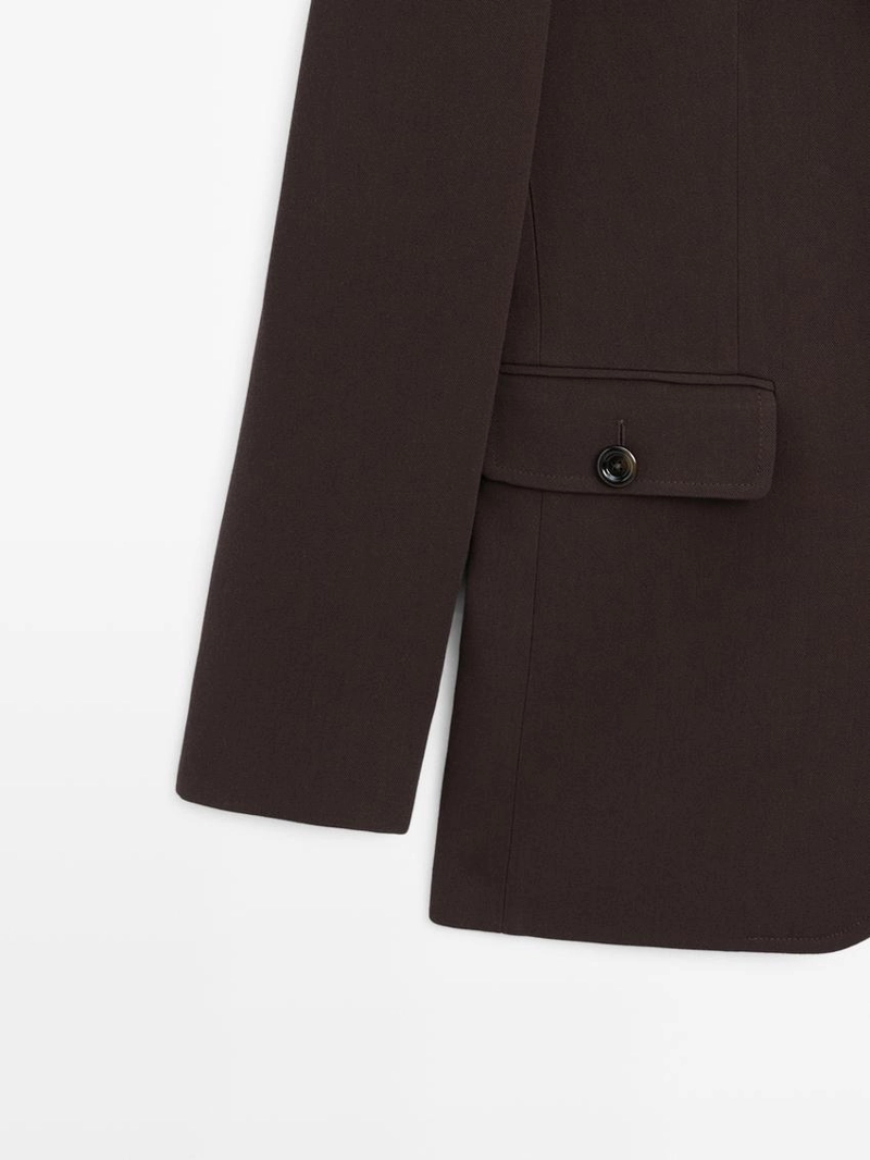 Пиджак с карманами и лацканом