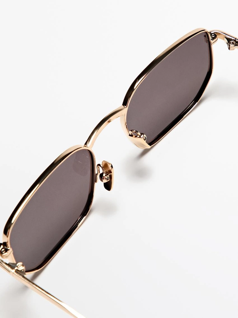 Солнечные очки с квадратными металлическими оправами