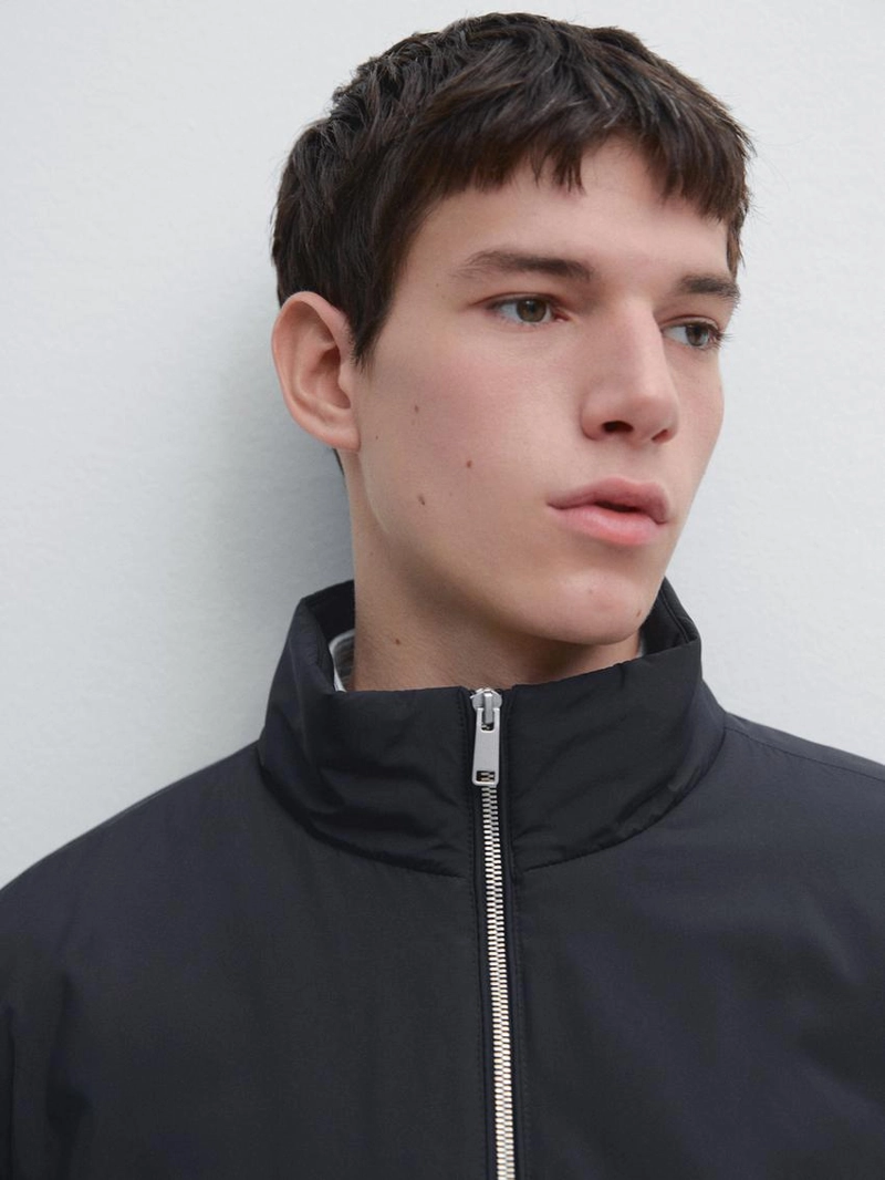 Пуховик с водоотталкивающим покрытием из ультралегкого пухово-перьевого смеси