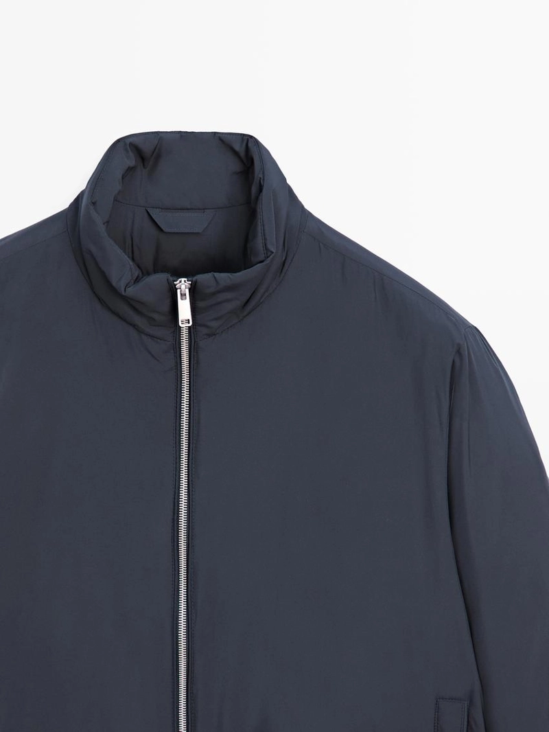 Пуховик с водоотталкивающим покрытием из ультралегкого пухово-перьевого смеси