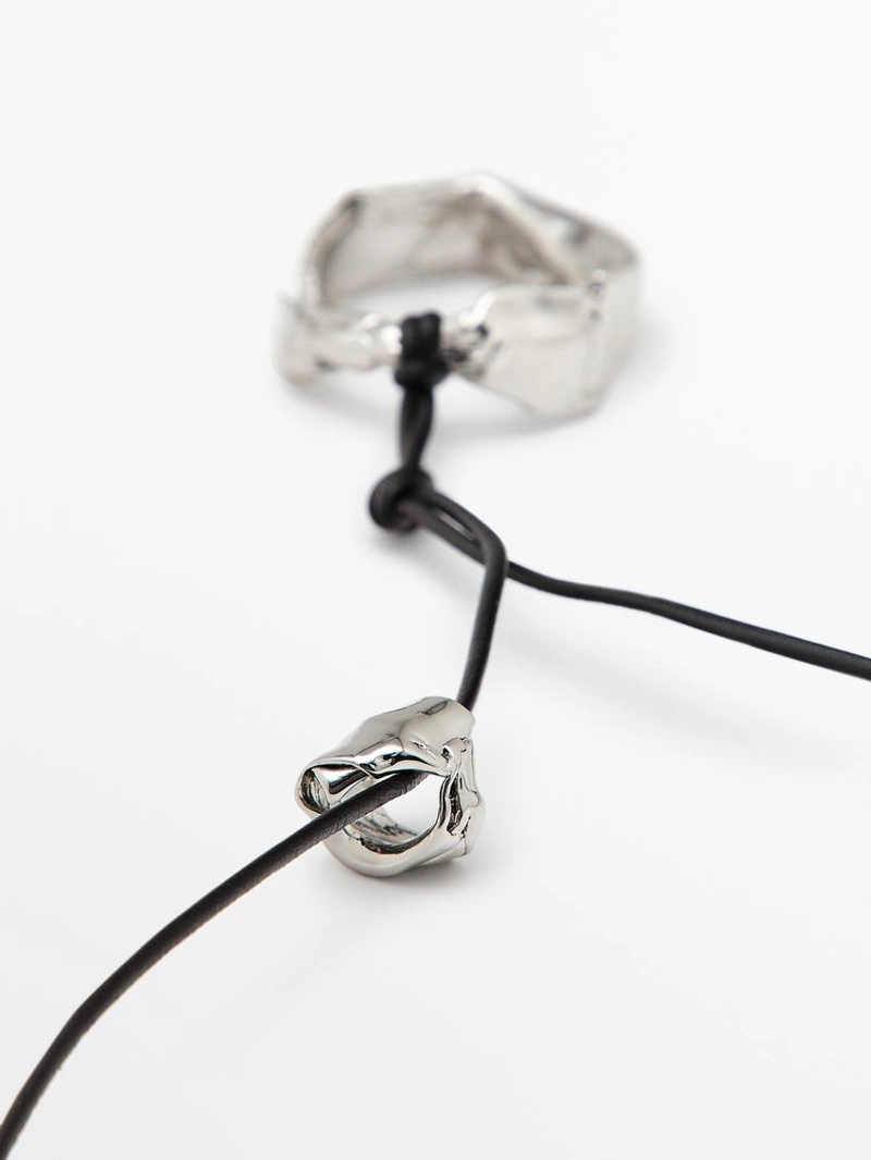 Кожаное ожерелье с неправильным элементом