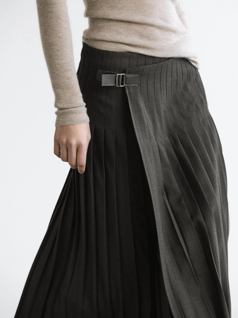 Юбка-миди с плиссировкой и аппликацией