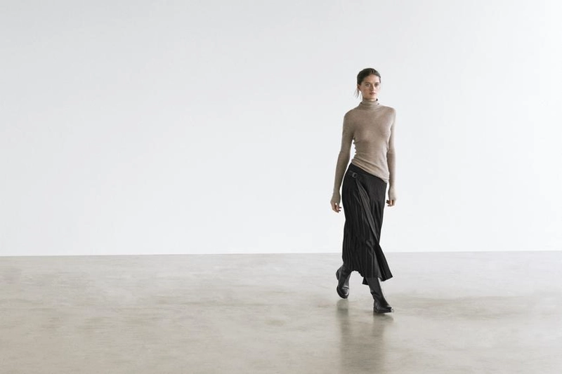 Юбка-миди с плиссировкой и аппликацией