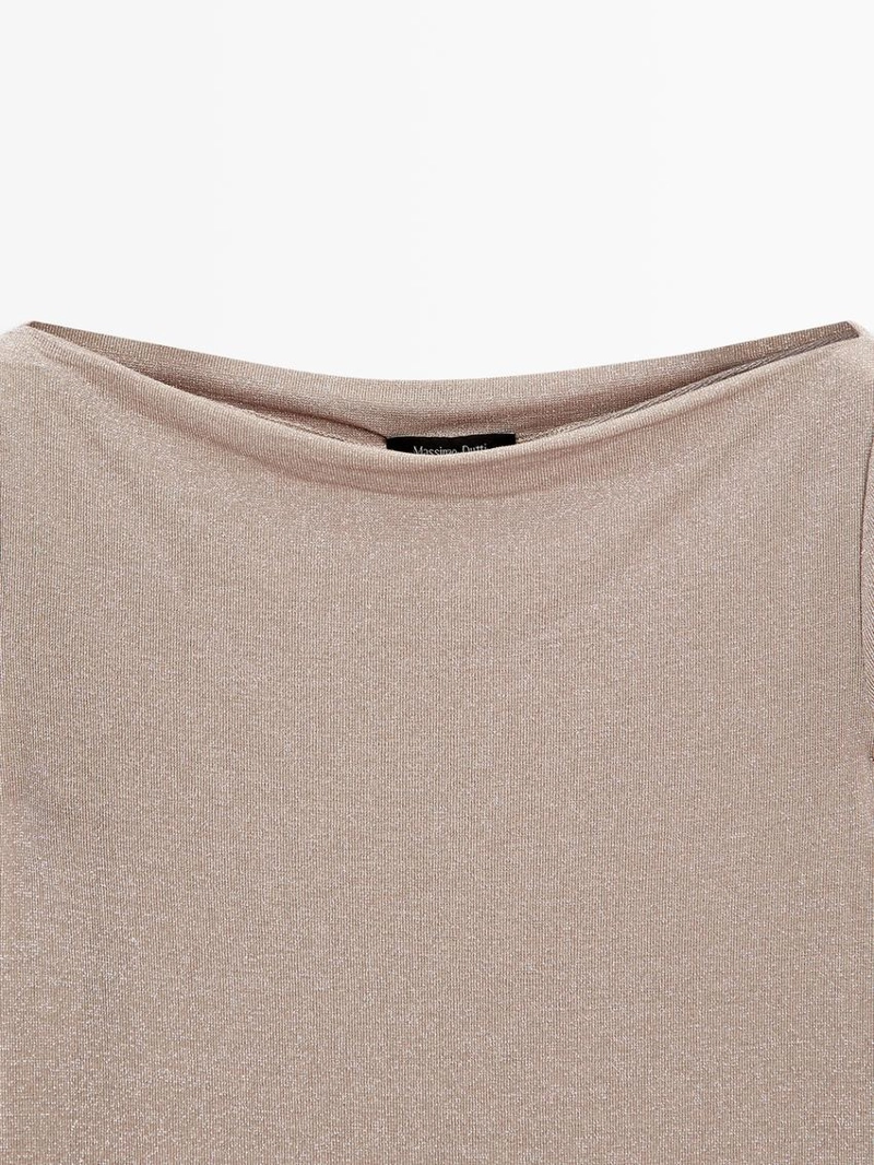 Футболка с лодочкой и металлическим блеском