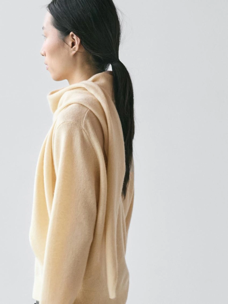 Трикотажный свитер с деталями шарфа