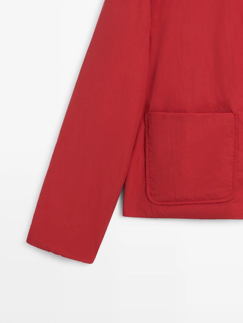 Короткая пуховая куртка с карманом