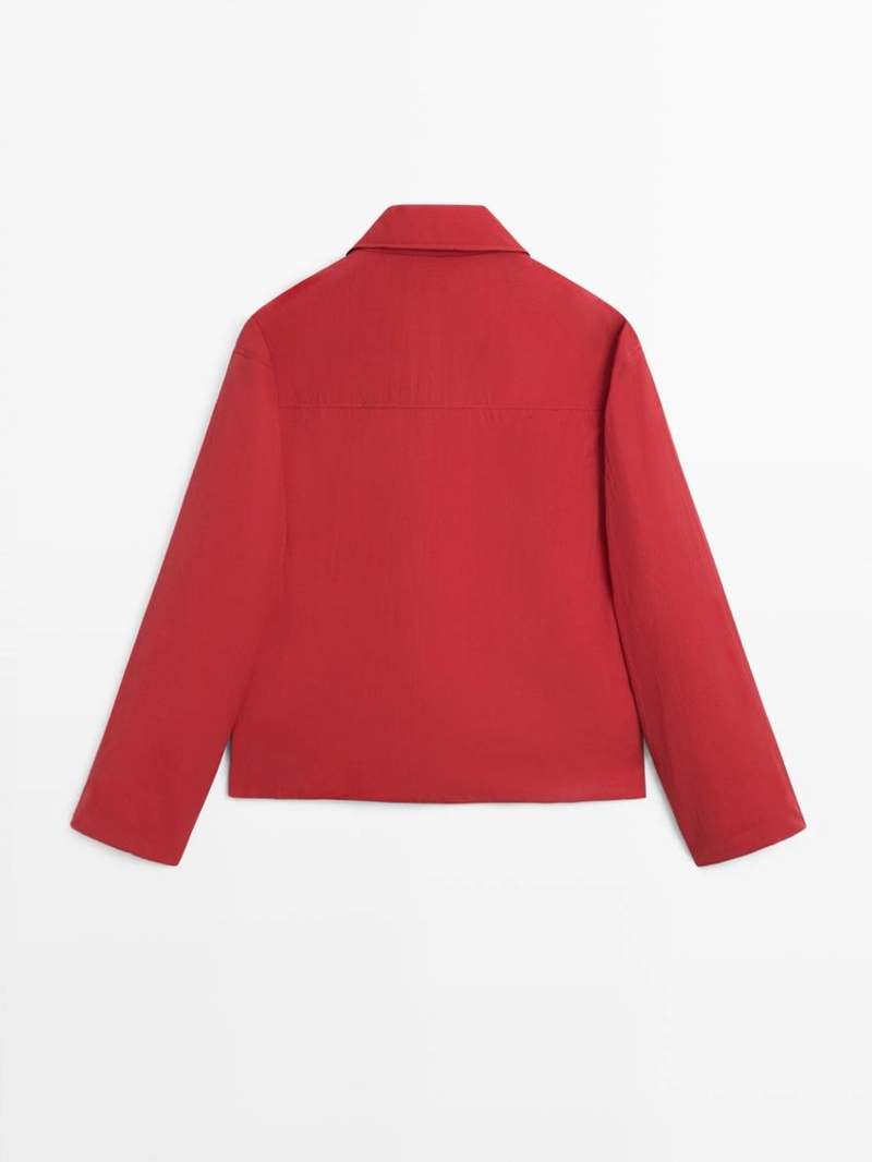 Короткая пуховая куртка с карманом