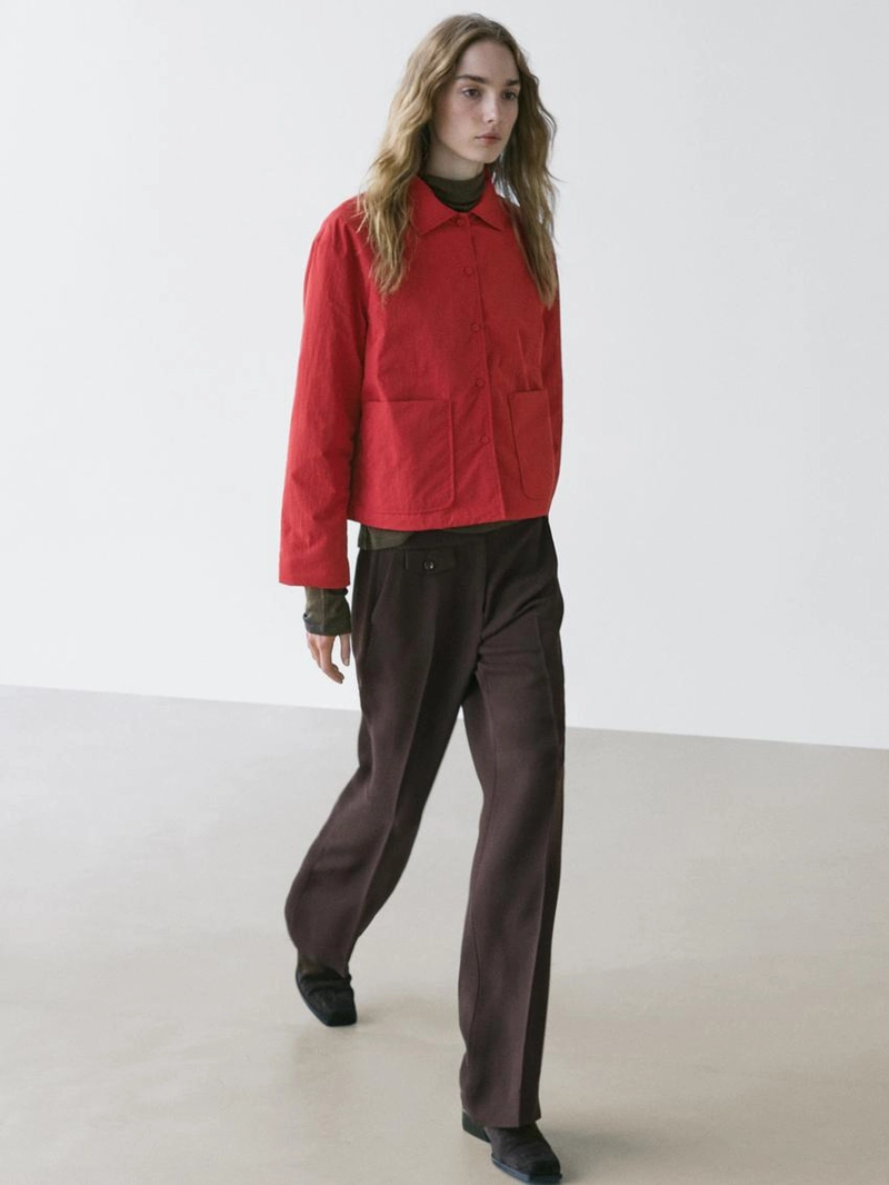 Короткая пуховая куртка с карманом