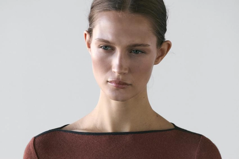 Топ с деталями контрастного цвета