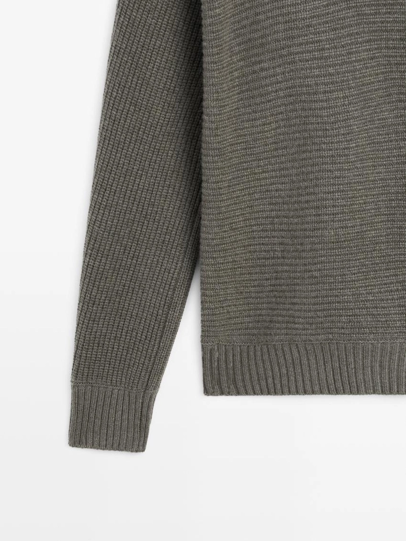 Вязанный свитер с макетным воротником на пуговицах