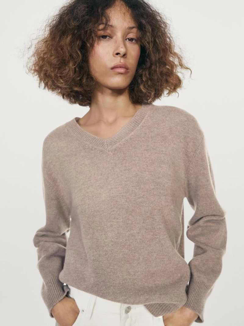 Свитер с v-образным вырезом и локтевыми заплатками