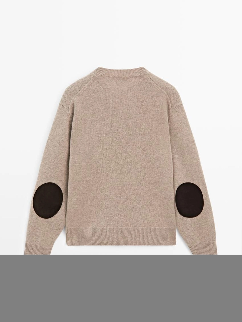 Свитер с v-образным вырезом и локтевыми заплатками