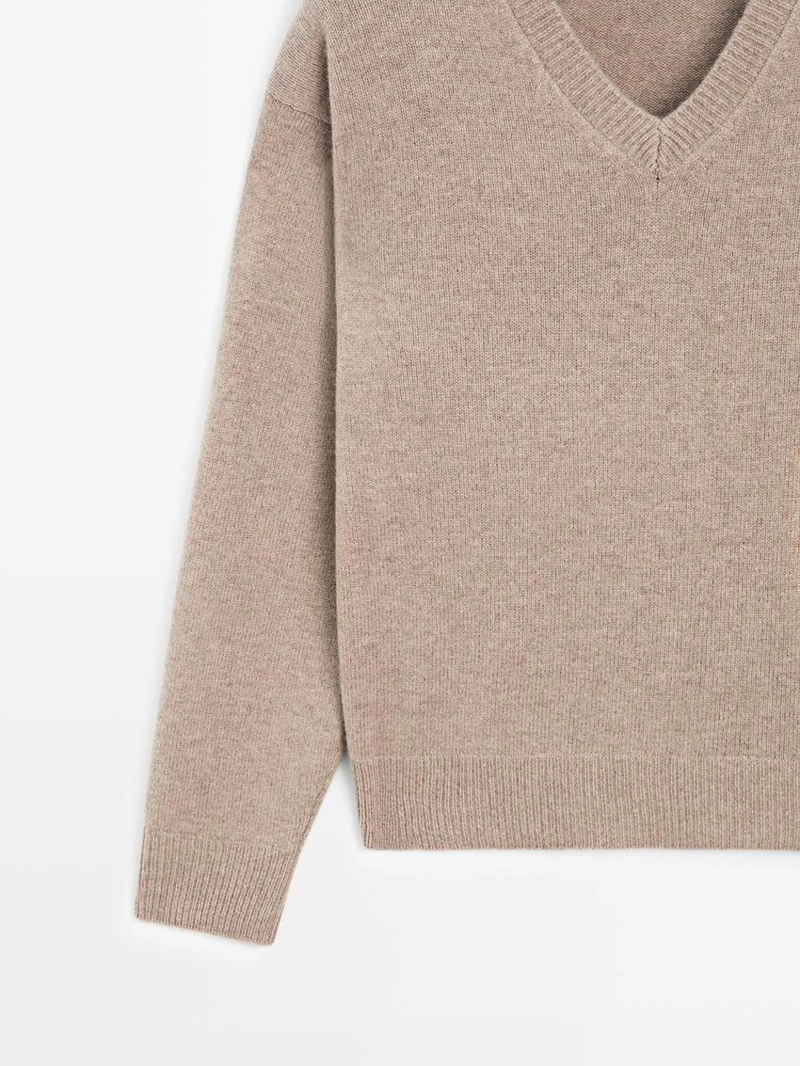 Свитер с v-образным вырезом и локтевыми заплатками