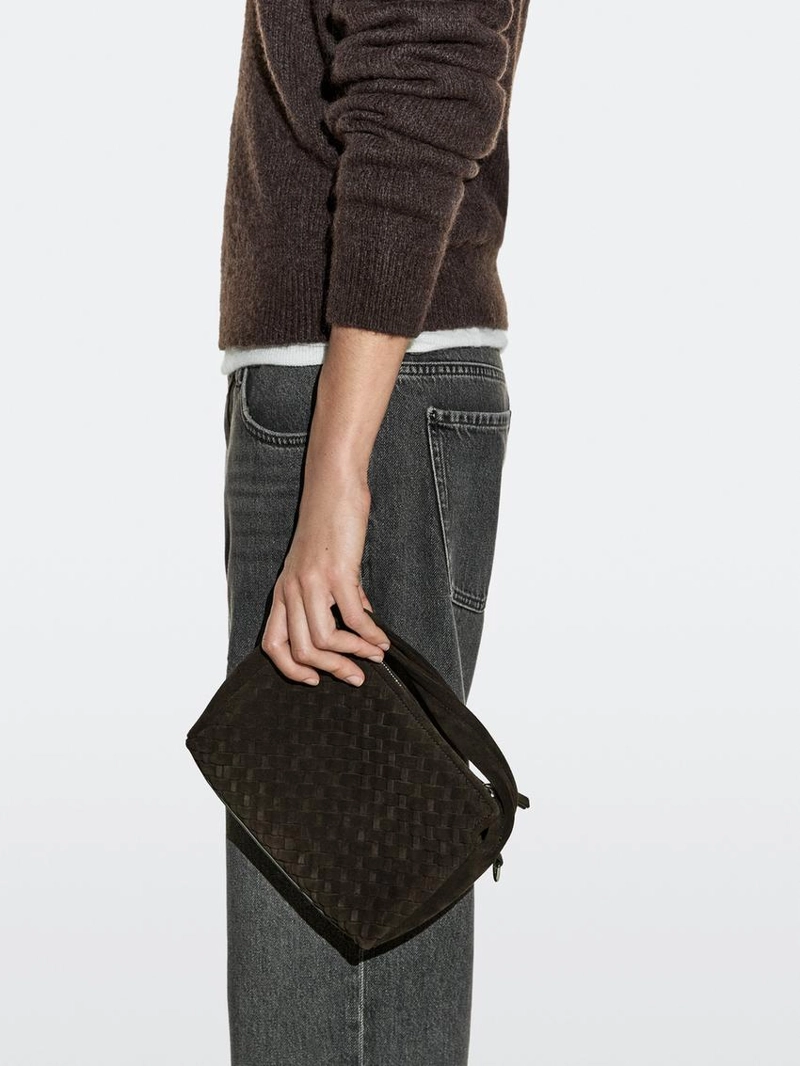 Маленькая плетеная сумка из разделанной кожи