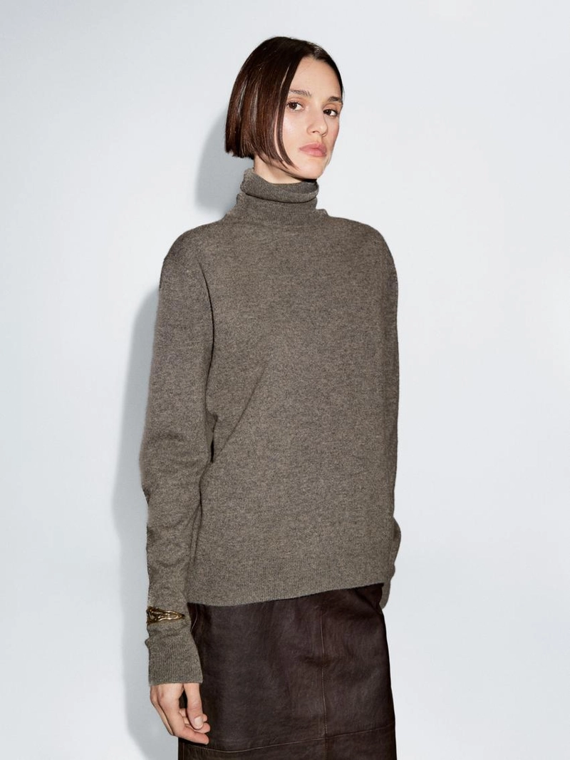 Вязанный свитер с высоким воротником из шерстяной смеси