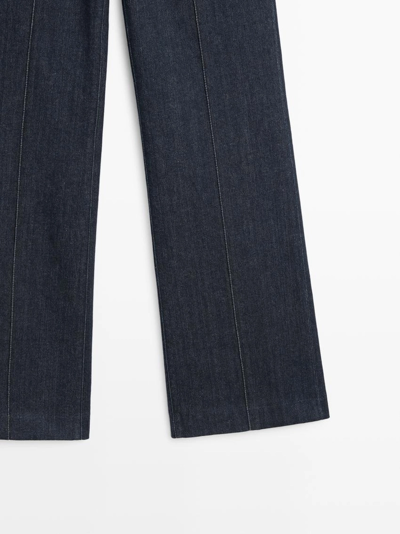 Джинсы с высокой посадкой и расклешенными брючинами с карманами