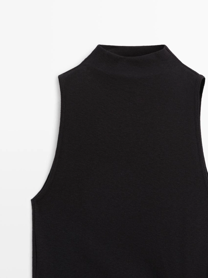 Топ с воротником-стойкой и деталями броши