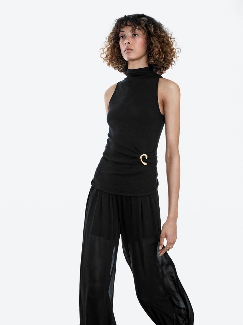 Топ с воротником-стойкой и деталями броши