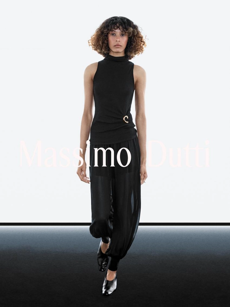 Топ с воротником-стойкой и деталями броши