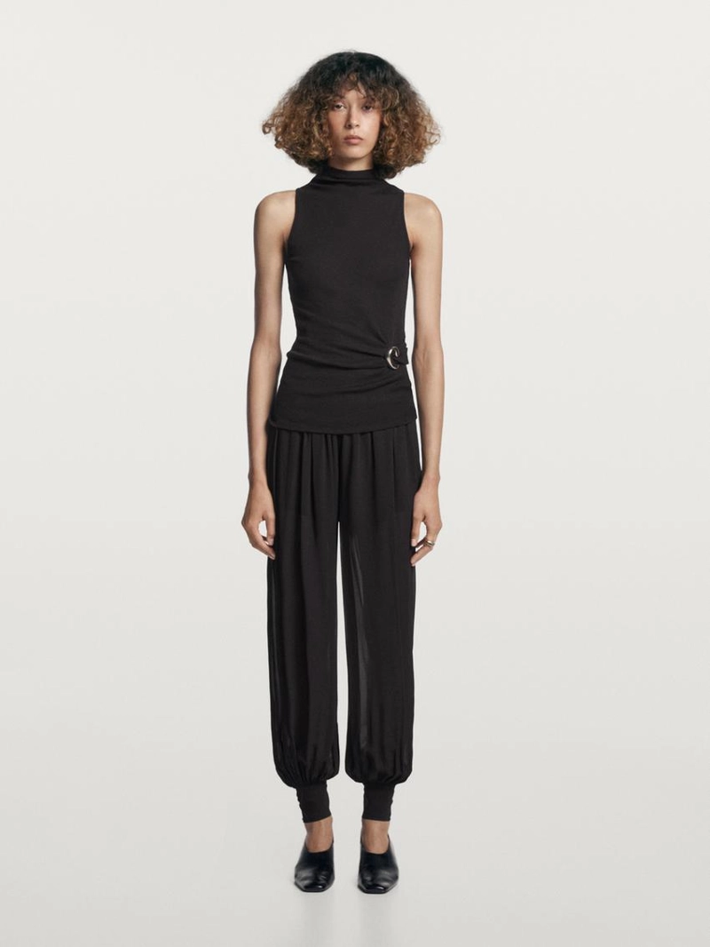 Топ с воротником-стойкой и деталями броши