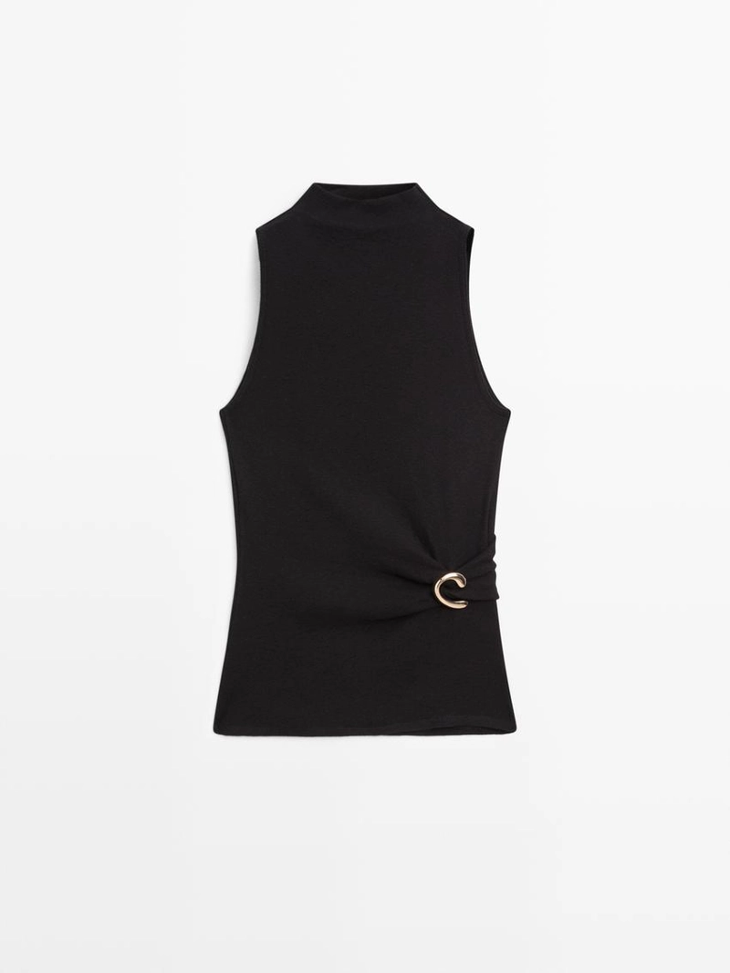 Топ с воротником-стойкой и деталями броши