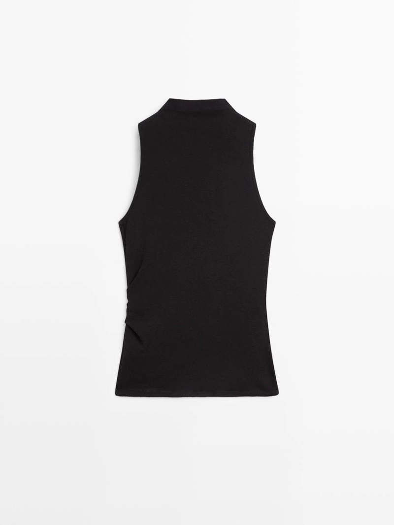 Топ с воротником-стойкой и деталями броши