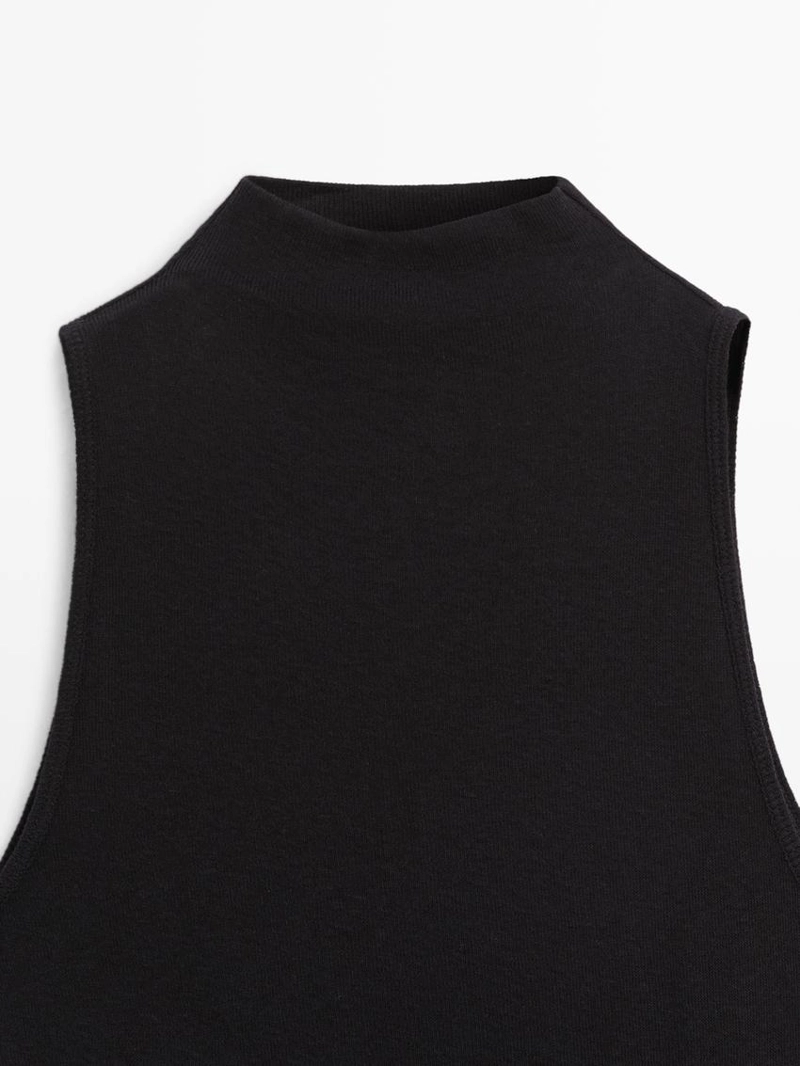 Топ с воротником-стойкой и деталями броши