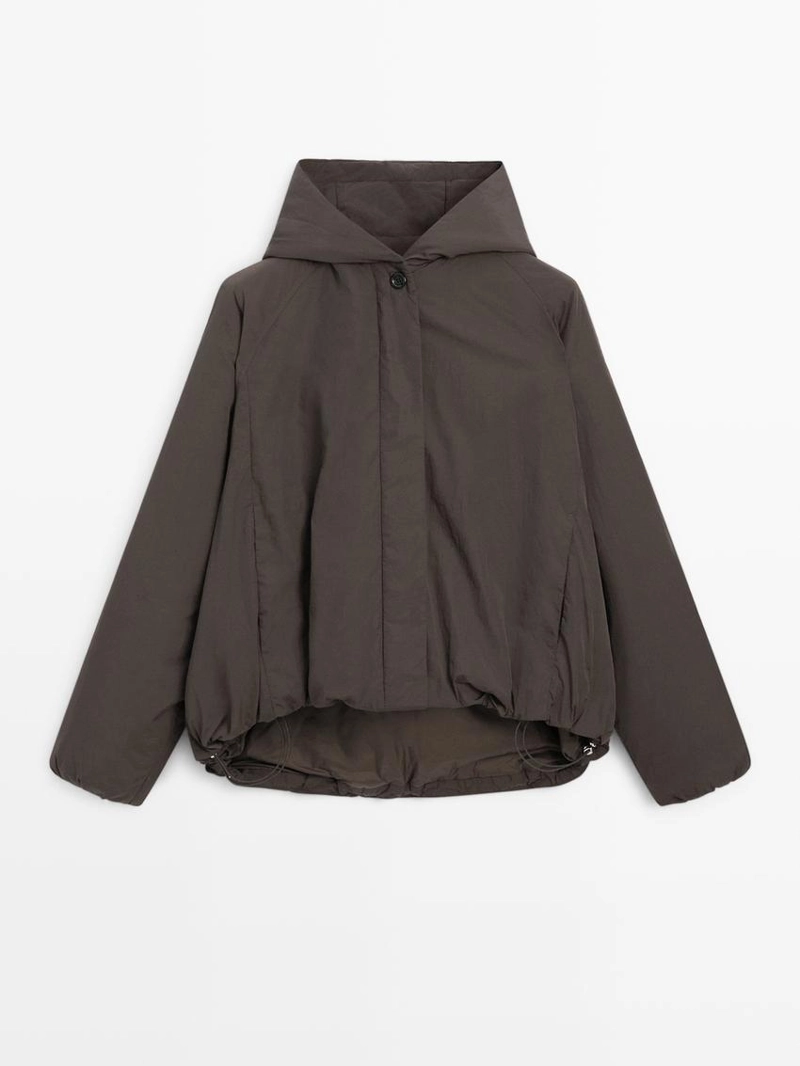 Утепленная куртка-бомбер с капюшоном и водоотталкивающим эффектом