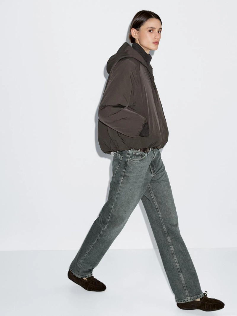 Утепленная куртка-бомбер с капюшоном и водоотталкивающим эффектом