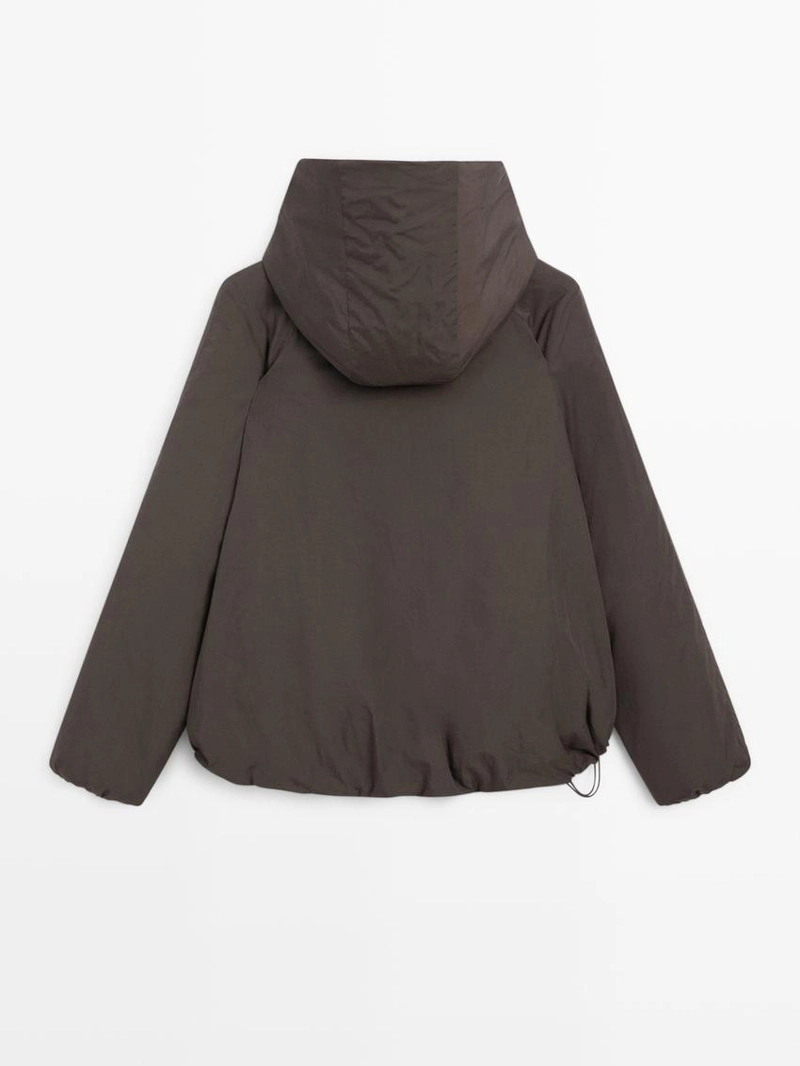 Утепленная куртка-бомбер с капюшоном и водоотталкивающим эффектом