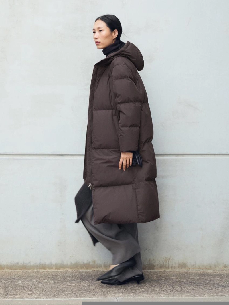 Длинный пуховый плащ с капюшоном, отталкивающий воду