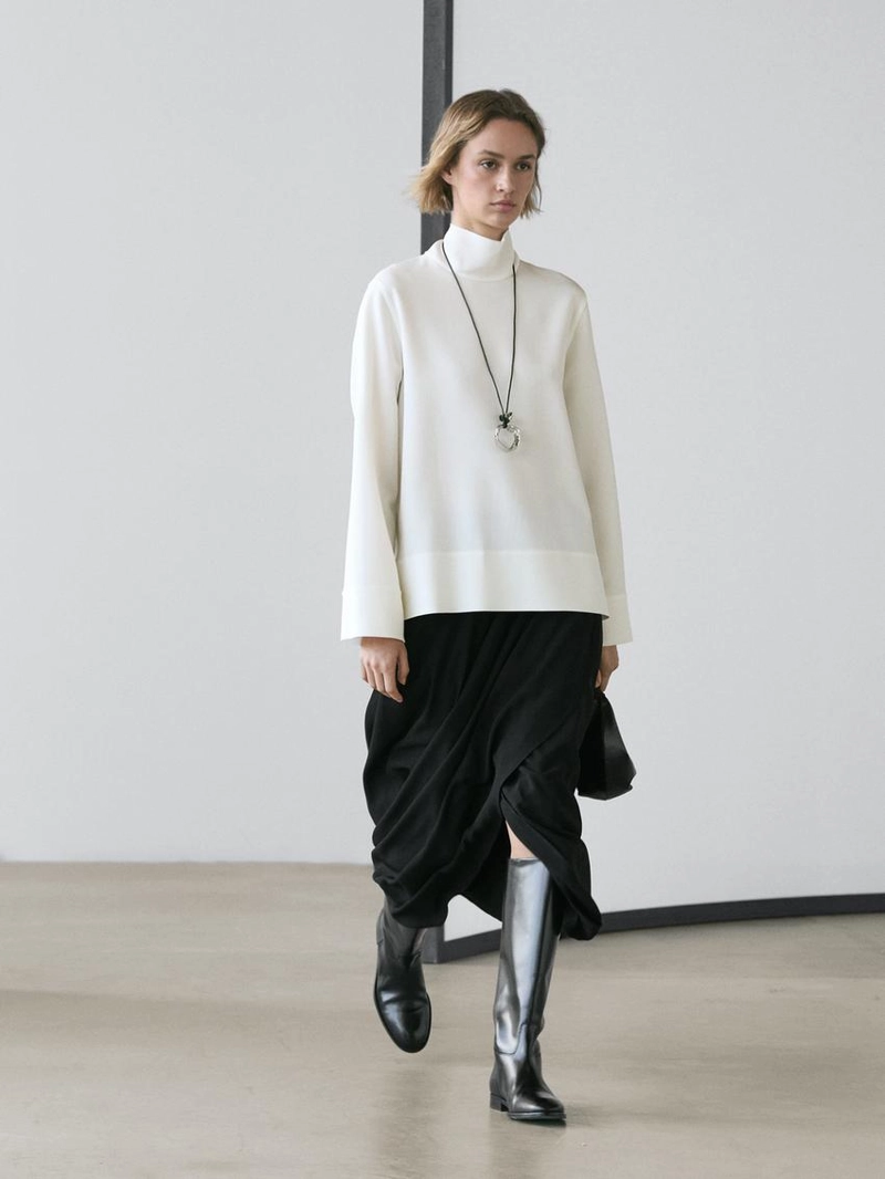 Блузка с высоким воротником и деталями на подоле