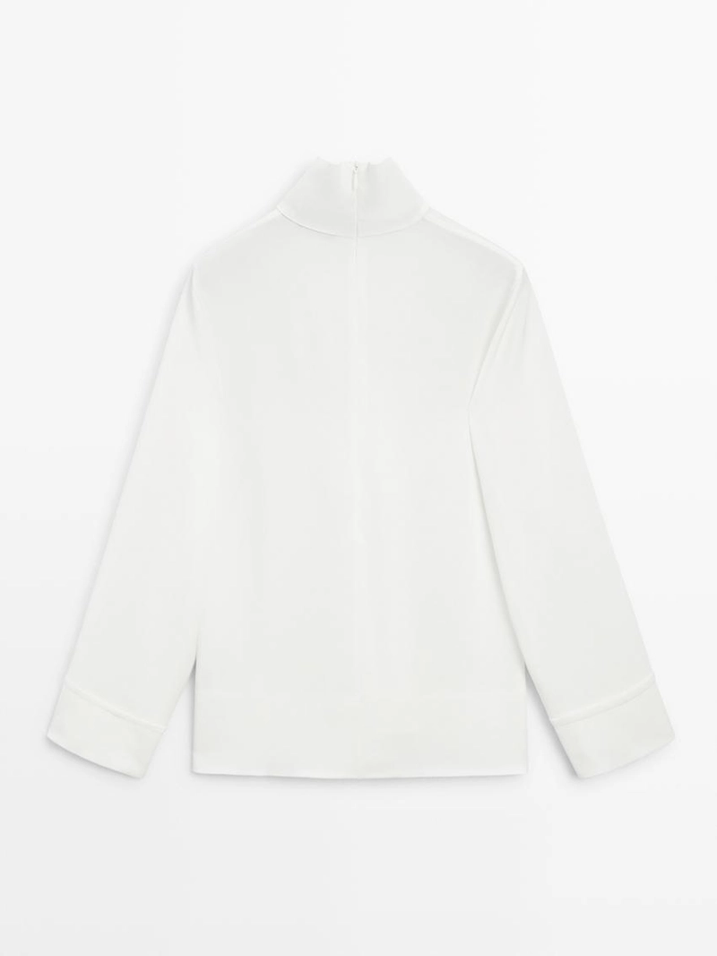 Блузка с высоким воротником и деталями на подоле