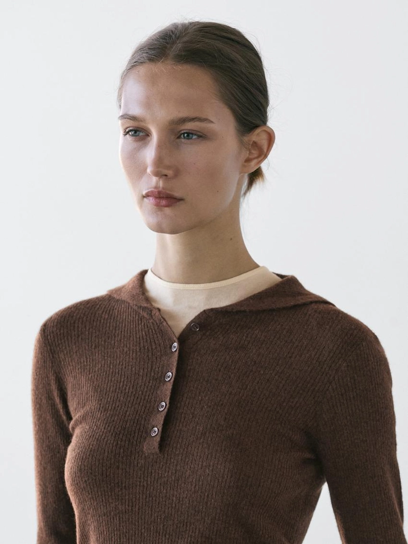 Поло свитер меланжевого плетения с деталями воротника